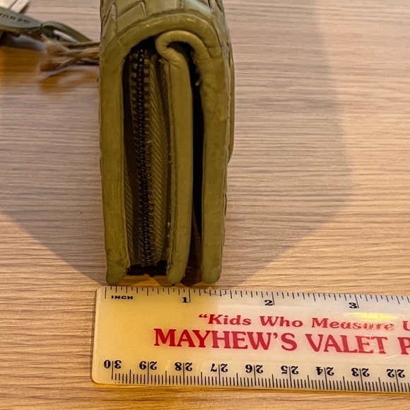 Genuine woven leather bifold tab wallet light sage green - Picture 8 of 8